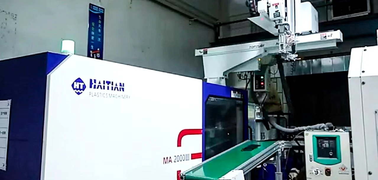 Plastic injection molding equipment